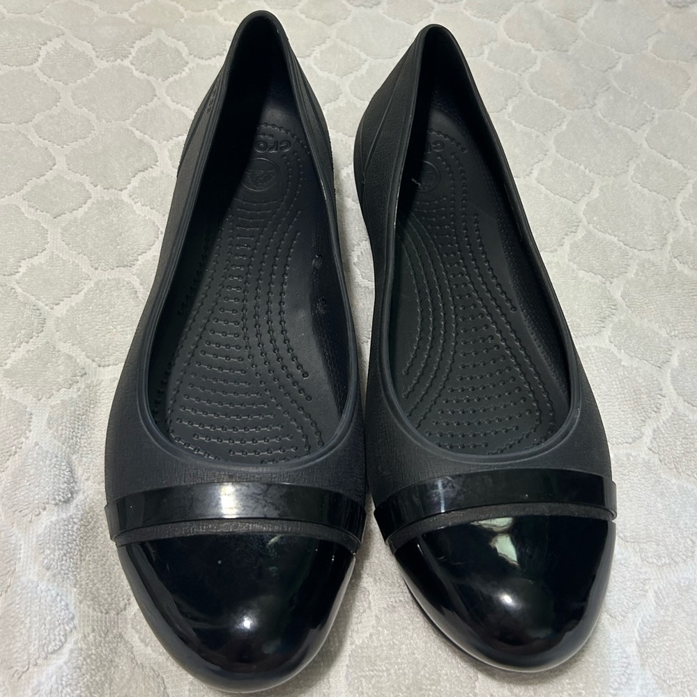 Crocs black Ballet Flats with toe cap women’s size 9. Gentle pre-worn condition